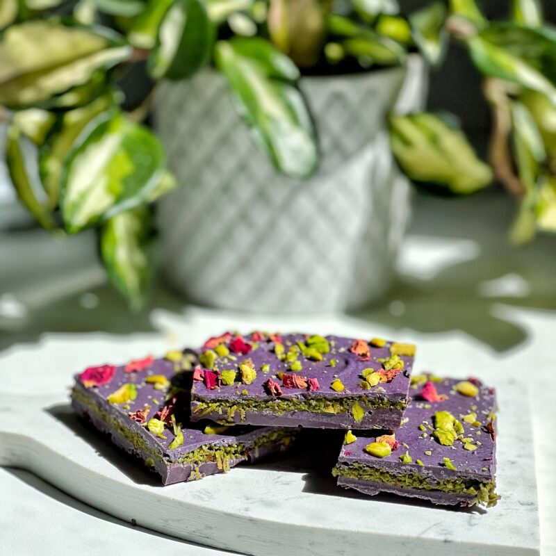 Ciocolată cu matcha, pudră de spirulina albastră și pudră de hibiscus