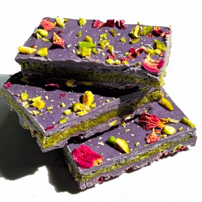 ciocolată cu matcha și pudră de blue spirulina